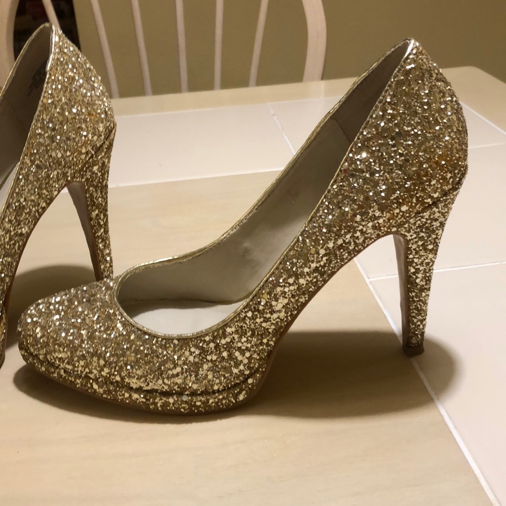 Nine West golden pumps. Size 8M Only wore them 2x